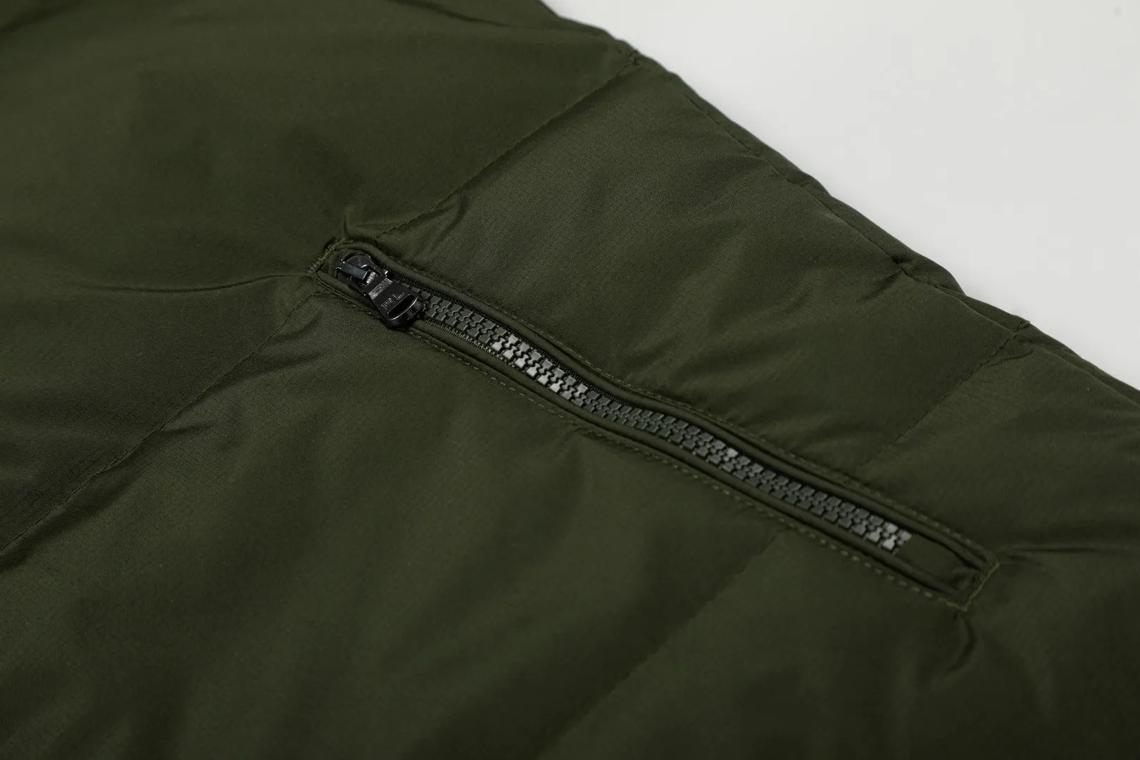 P720 Top quality" Style number: 9003# [Ralph Lauren winter basic classic embroidered men's and women's couple's same style hooded down jacket] ✅Ralph Lauren American retro chest zipper high version top-fill winter down jacket ✅100% high-quality white duck down, high version top-fill capacity ✅Double-layer inner velvet to strictly prevent velvet running ✅Built-in adjustable drawstring, windproof and coldproof, considerate and in place ✅Original version The maximum size can be worn up to 200 pounds. Loose and comfortable, no pressure. ✅Same style for male and female couples. Recommended OOTD outfits in winter~ Size: S-XL Color: Black, milky white, khaki, navy blue, military green